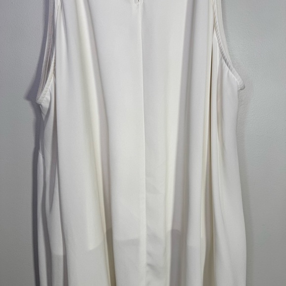 Pennington's White Scoop Neck Pleated Sleeveless Blouse Sharkbite Hem - Picture 6 of 11